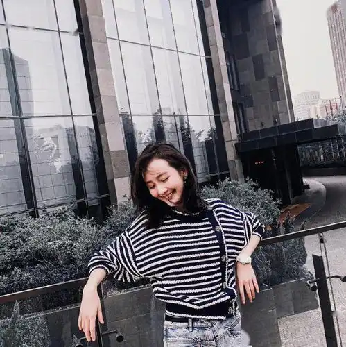 王鸥果然很妖精,黑色抹胸裙拼接了小内衣,配猫眼妆风情万种