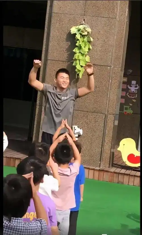 幼儿园猛男幼师火了,外表健壮活泼可爱,深受学生欢迎