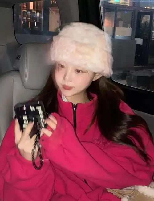 ins童颜美少女复出就要挨骂,网友又忍不住模仿她,冤枉么