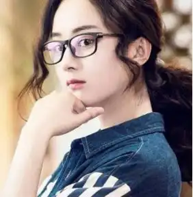 戴眼镜美女头像短烫发赵