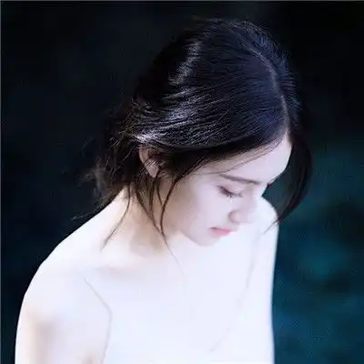 高冷女生头像黑白背影扣