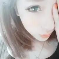 遮住半边脸的女生头像