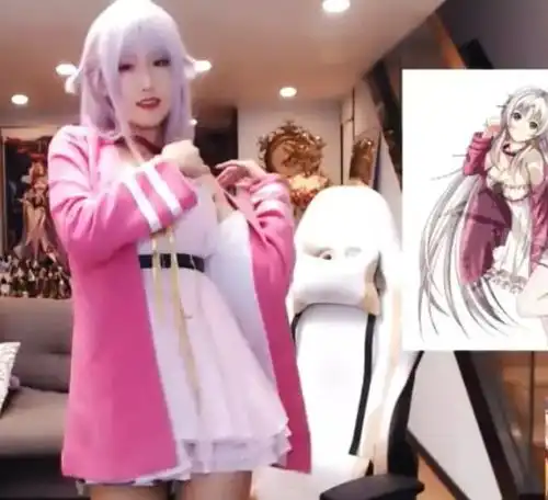 腐团儿cos动漫人物,为了达到还原度,故意将衣服往下拉
