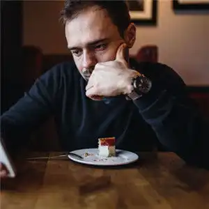 成熟男士专用qq头像全部欧美喝咖啡的看报纸的