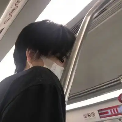 丧气女生头像另一半哭泣