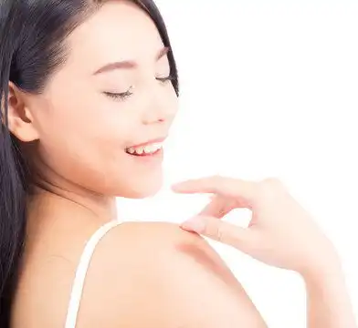 点击来源直接获取大图文件美丽的亚洲女性化妆肖像,女孩触摸肩膀并迷人地微笑,具有皮肤保健概念的完美美容面容人像东方女性模特肖像高清图片3