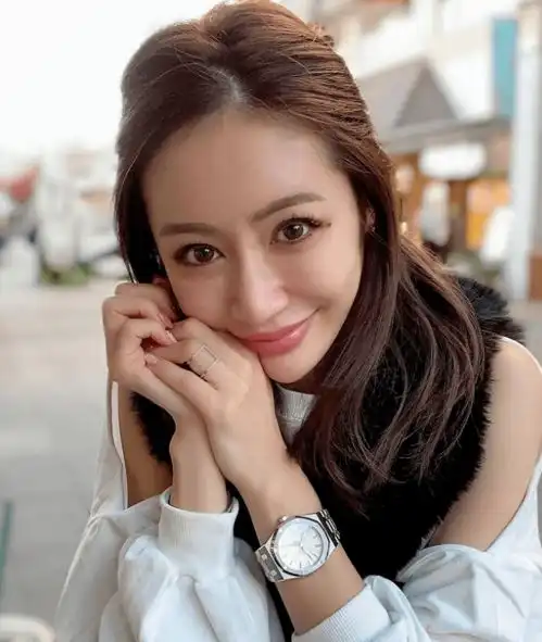 日韩混血女生大秀火辣身材精致穿搭,ins圈粉15万竟是三个孩子的妈妈