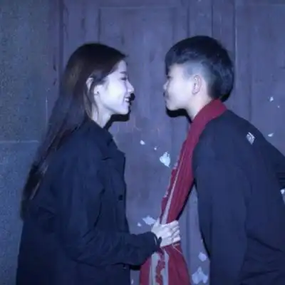 亲密温暖幸福的情侣头像合照真人不要问别人好不好看