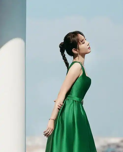 36岁白百何穿绿裙出席活动,麻花辫尽显清纯感,手的摆放真讲究