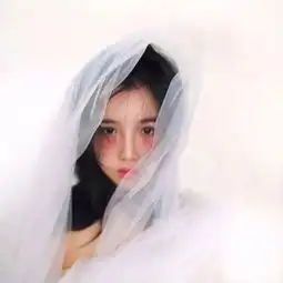 偷瞄女同事手机,发现她上班竟然在......