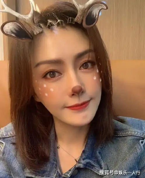 参观秦岚现实中的家,家里有粉色的小电视机,如今活得像少女