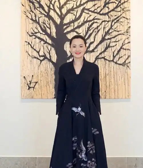 谁说女人50岁就是大妈,学学影后咏梅这样穿,黑白配太高级