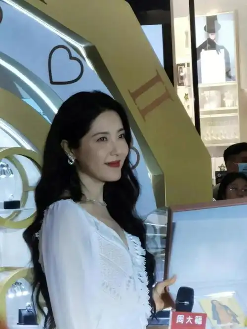 一直不相信曾黎是中戏第一美女,但看到她的无修图,我信了