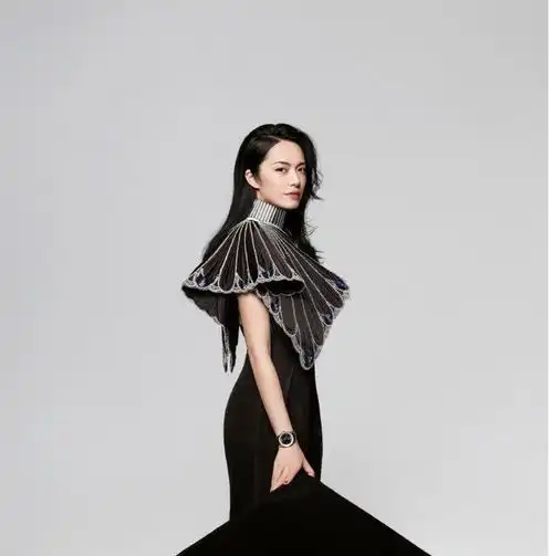 女明星衣品真好,穿搭时尚干净利落,大长腿超抢镜