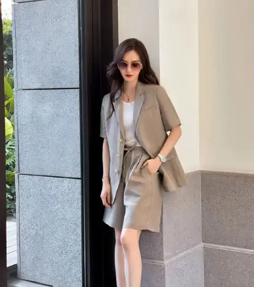 太美了刘诗诗海边骑自行车,白衬衫配牛仔裤,气质出众