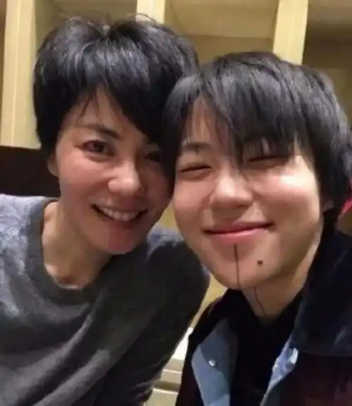 辍学纹身的窦靖童,是靠自己还是王菲赚钱比妈妈还多的天之骄女