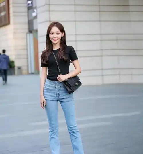 牛仔裤的美丽时尚突出了腿曲线的美丽,呈现不同的气质