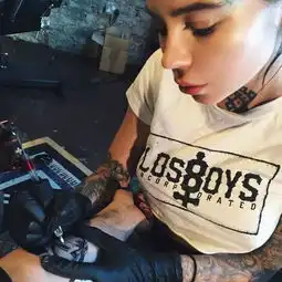 红唇花臂翘臀短发,这姑娘把最性感的要素都占全了