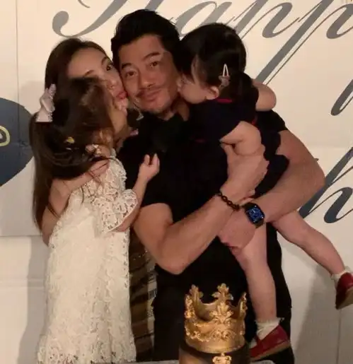郭富城一家四口罕见同框,夫妻挽手很甜蜜,俩女儿正面超可爱