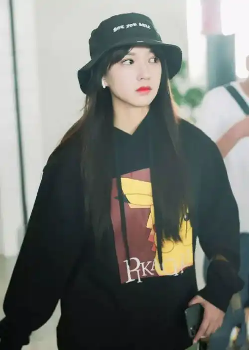 穿两百块钱卫衣走机场,下衣失踪玩的太好,少女感美得高级