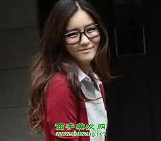圆脸女生中分长卷发发型效果图