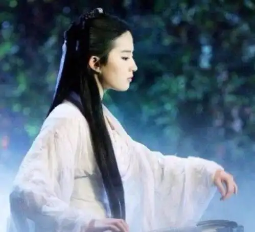 刘亦菲当神仙姐姐好多年,看到蒋依依的古装后,好一个仙女妹妹
