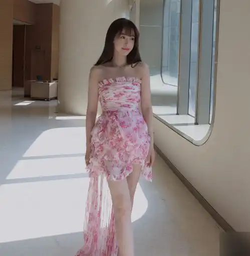 虞书欣出席品牌活动,齐刘海花瓣裙少女感满满,这腿型认真的