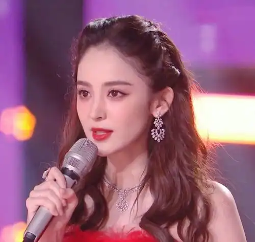 古力娜扎,一位人群中闪闪发亮的女子,漂亮又会穿