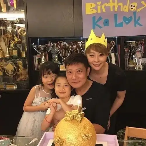 钱嘉乐一家四口享家庭乐拍全家福两位女儿活泼可爱还爱美学化妆