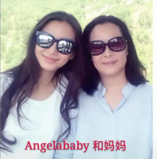 和妈妈合影的演员,忍了王思聪前女友,躲过杨颖,看到陈坤婆婆
