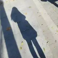 一个人的影子图片女生夜晚一个人的孤独影子图片