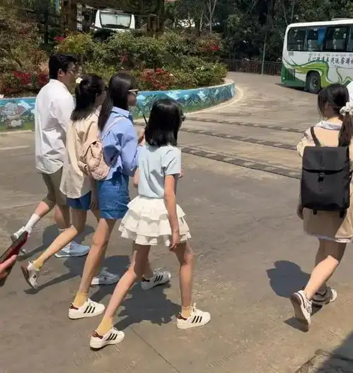 陆毅鲍蕾一家四口旅游被偶遇,2个女儿亭亭玉立,大长腿吸睛无数