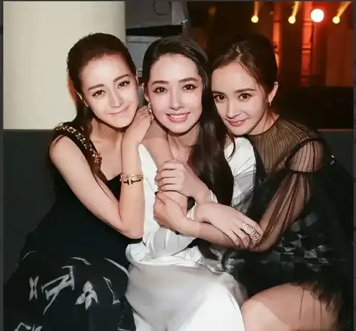 郭碧婷热巴和杨幂的合影,郭碧婷满面红光,后两位都成了衬托
