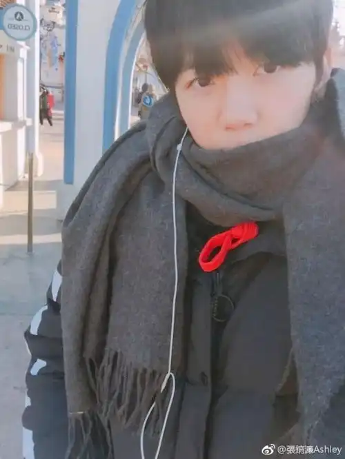 汪峰大女儿自拍被盛赞小仙女,小苹果私下很粘章子怡,重组家庭星二代们过得其实也挺幸福