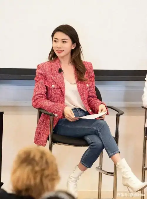 郑恺前女友程晓玥晒美照,穿休闲上衣露半边香肩,时尚又高级