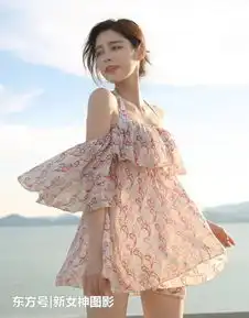 美女街拍时尚比基尼小姐姐,吊带花裙,又纯又美