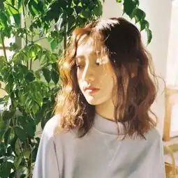 戴眼镜美女头像短烫发赵