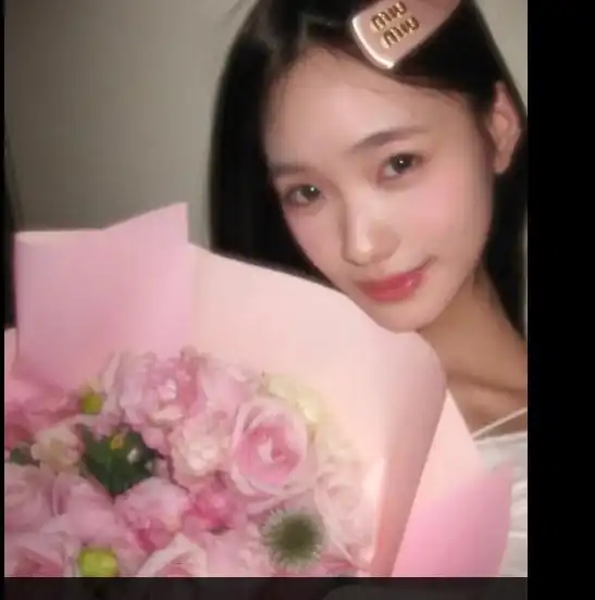 小s二女儿捧花拍照,秀香肩细腰,性感又可爱