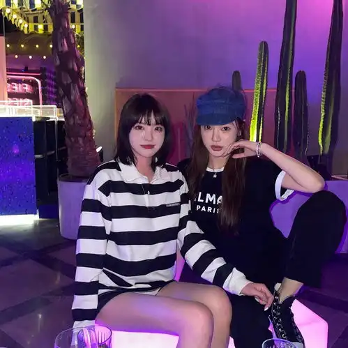 华谊小公主剪短发变辣妹穿条纹衫露长腿,妆容被吐槽化太厚