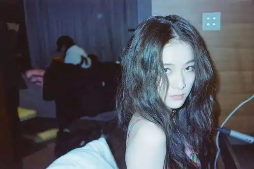 张雪迎氛围感胶片写真释出波浪披肩发笑容甜美