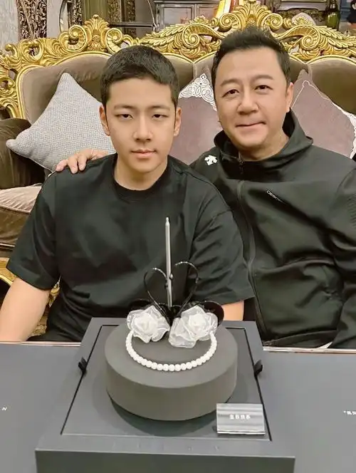 郭涛买3999元蛋糕为儿子庆生17岁石头像爸爸