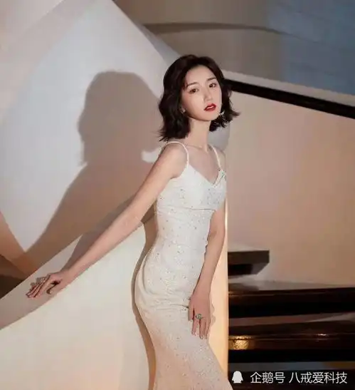 毛晓彤活动生图,一身白裙身材曲线超好,原相机里的状态好美