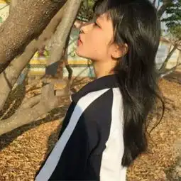 女生头像伤心落泪何雯娜