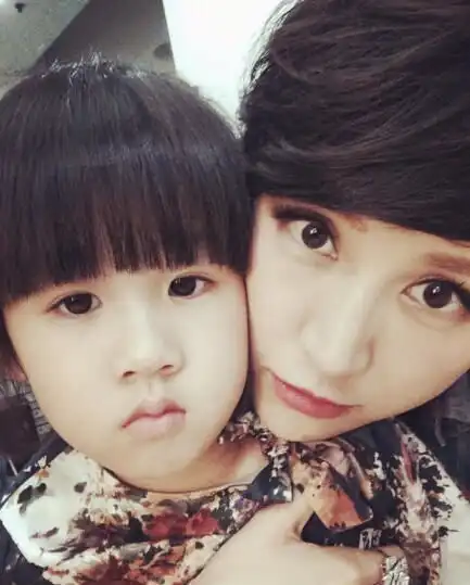 鲍蕾晒女儿贝儿梳丸子头照片