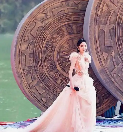 唐艺昕春晚露脸,橘粉色薄纱裙出镜,少女感十足