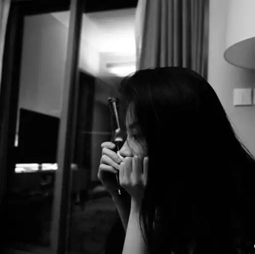 头像黑色丧系女头像