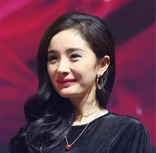 杨幂出现三角眼,少女幂变中年幂