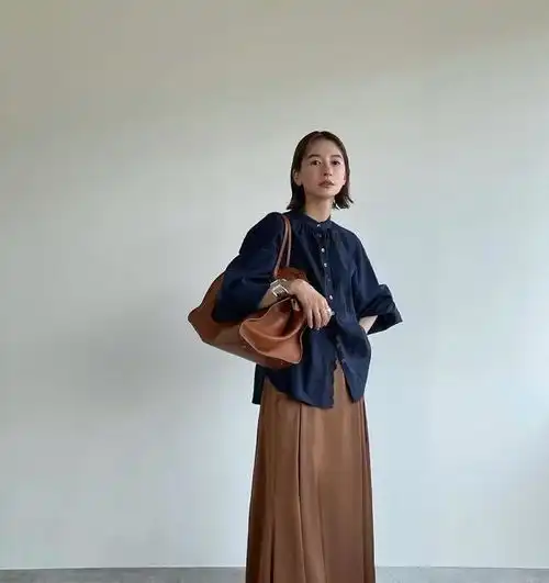 女人一旦过了50岁,就别塞裤腰了学日本主妇这样穿,真高级