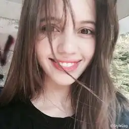 这个女孩子知道是谁吗我想知道她的信息以及社交网站账号之类的如果也能给我真是谢谢大神们了