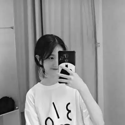 可爱女生黑白头像,搞怪的玩手机自拍的都有